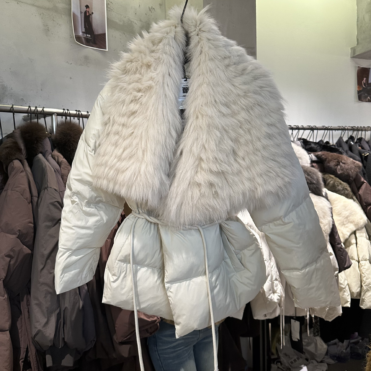 大狐狸毛领收腰羽绒外套2025冬装新款女装时尚显瘦系绳保暧外套