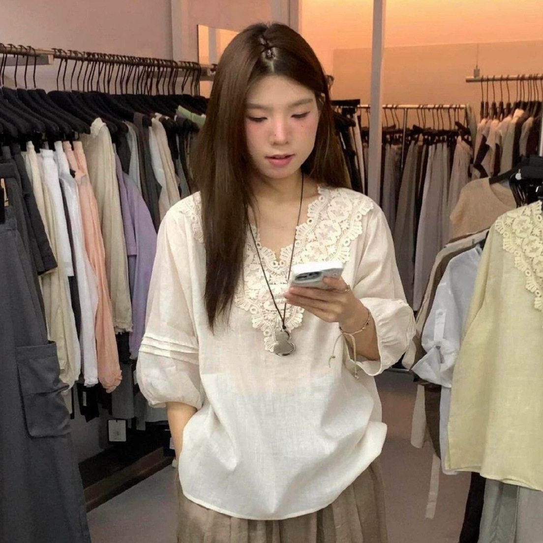 ULOUR/U粒 夏日女装温柔风蕾丝拼接宽松显瘦绣花V领短袖小衫96131