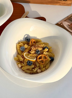 ins风纯白色陶瓷碗家用小众设计感甜品碗异形不规则沙拉碗酸奶碗