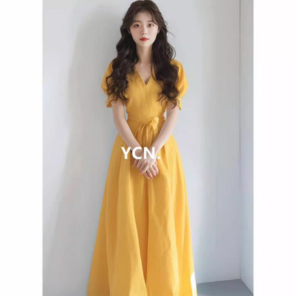 夏季爆款轻奢法式桔梗女装设计收腰显瘦气质芒果黄色V领连衣裙