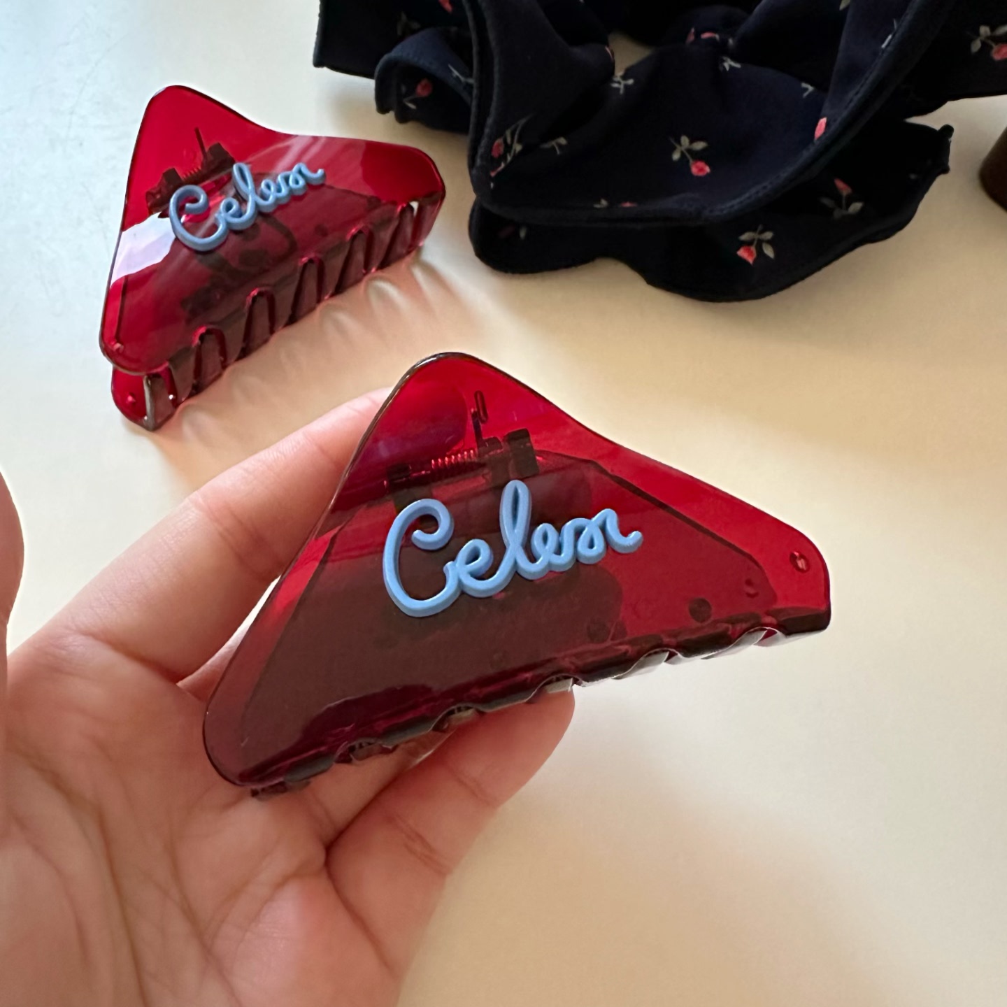 甜酷透红色三角字母抓夹