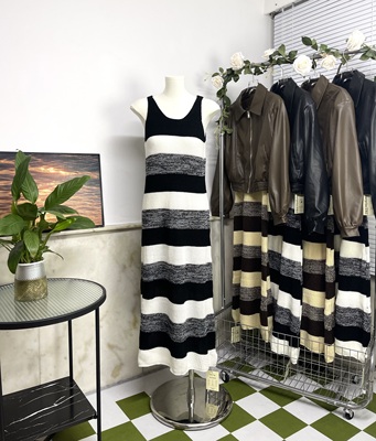 拼色条纹针织无袖连衣裙女2025早秋冬新款打底吊带 V领中长长裙子