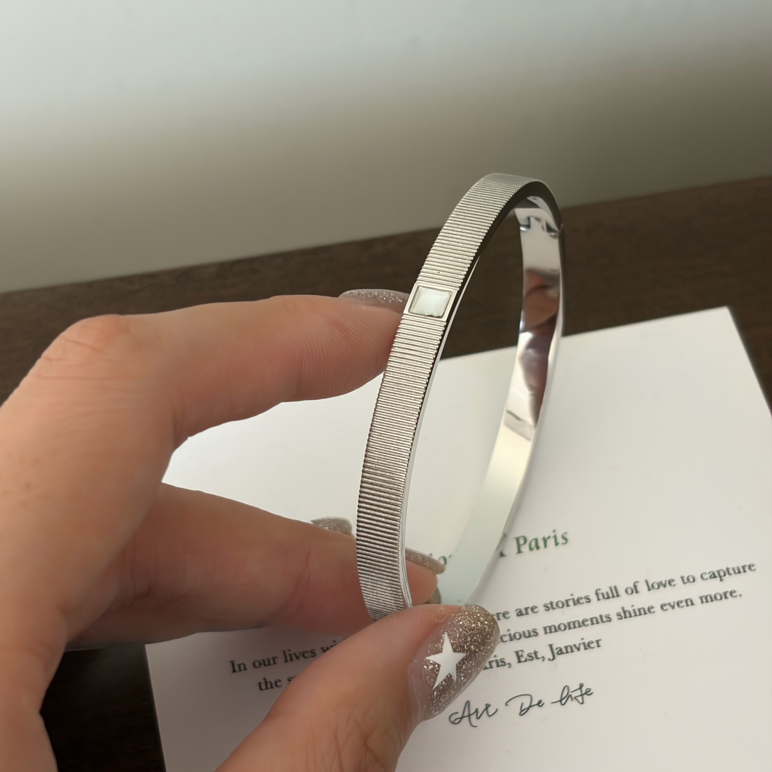 734钛钢不掉色银色贝壳手镯中性简约通勤线条感手环卡扣式白金色