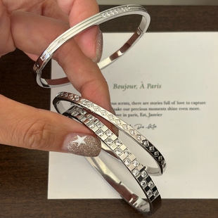 734钛钢白金色圈圈可洗澡亮晶晶菱格小香风手镯