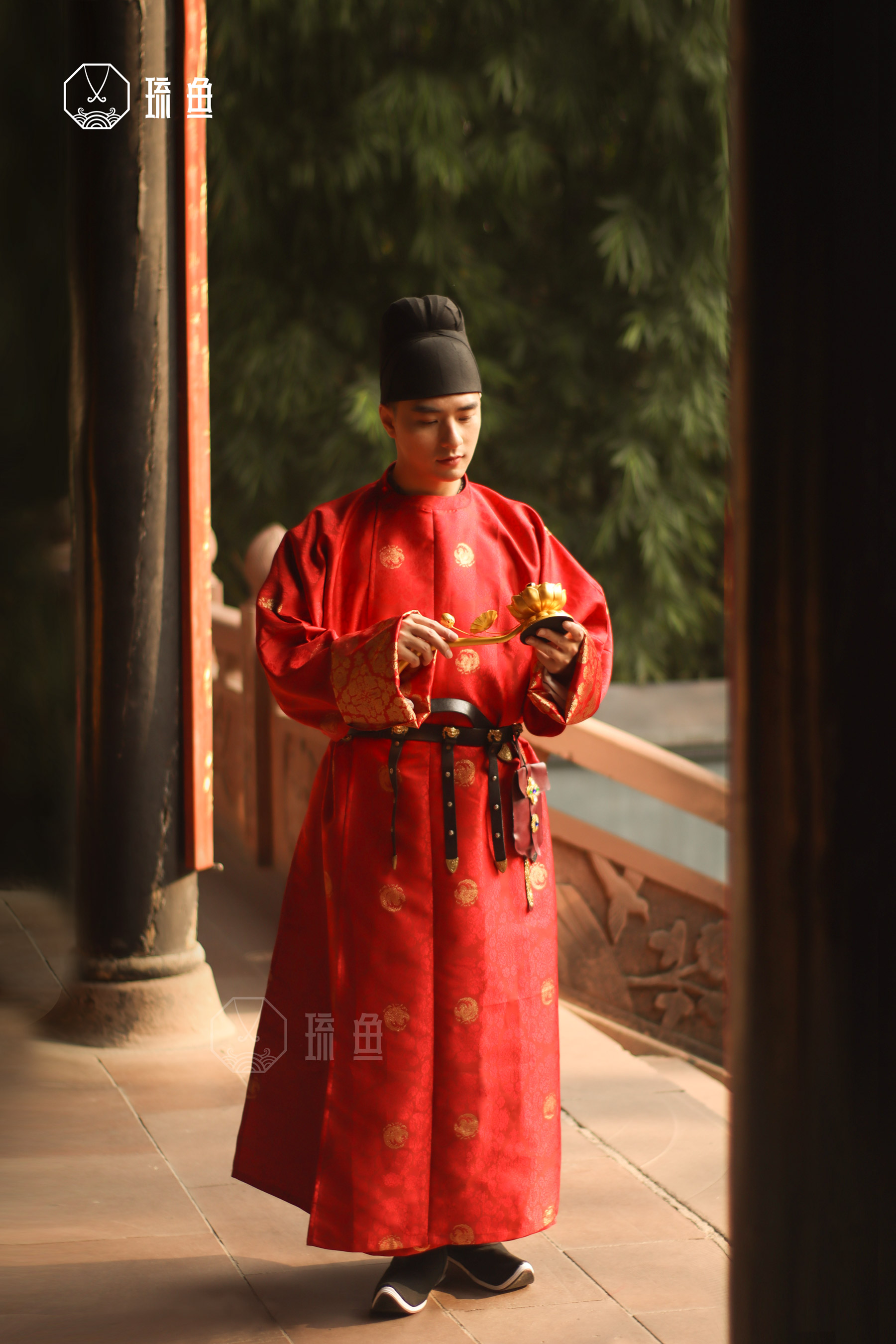琉鱼汉服唐元领半臂贵气织金