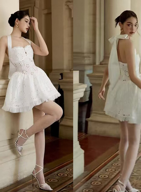 微情绪写真夏季白色刺绣镂空挂脖露背收腰连衣裙甜美气质休闲短裙