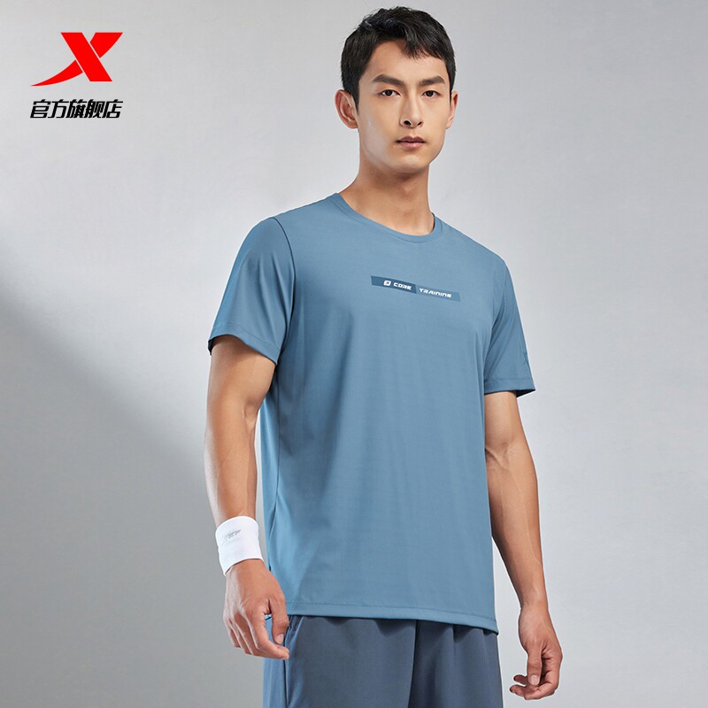 特步高弹冰丝短袖男百搭夏季新款训练健身T恤男半袖透气运动上衣