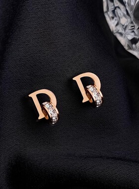 2025新款推荐字母D耳环女水钻欧美小圆耳钉气质网红个性简约耳饰