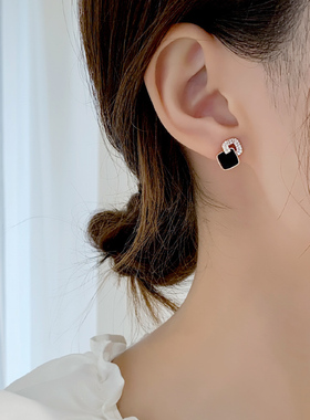 耳环2025年新款潮黑色复古港味短款适合方脸的耳饰春夏精致耳钉女