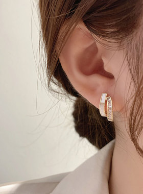 韩国贝壳耳钉2025年新款潮简约短发耳饰小众设计高级气质百搭耳环