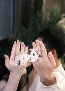 Wedding原创高级森系永生花戒指白绿色花朵戒指求婚对戒草坪婚礼