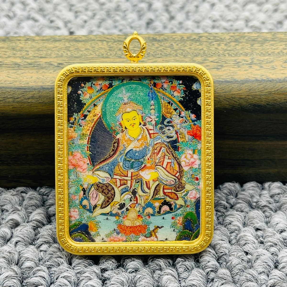 洒金手绘莲花生大士唐卡佛牌护身符吊坠牌金色噶乌盒