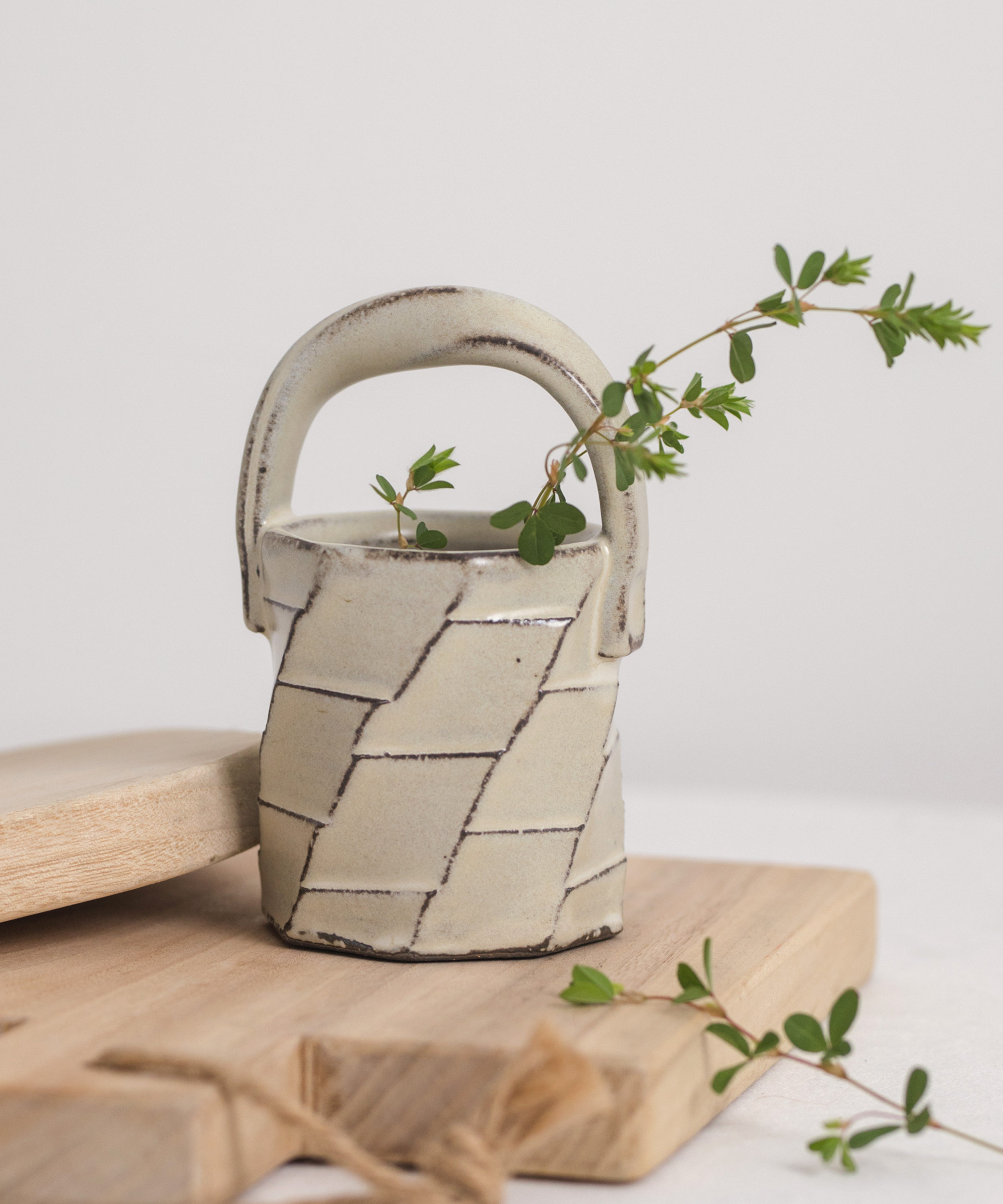 日本原装进口信乐烧白化妆迷你花瓶不规则手工粗陶小花器花瓶摆件