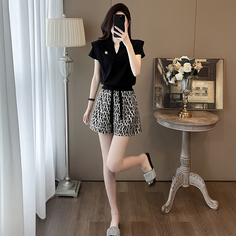 轻奢高级感夏季套装女2025新款巨好看显瘦V领小衫高腰短裤两件套