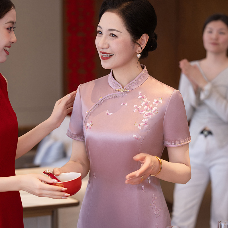 粉色新中式刺绣旗袍妈妈装礼服