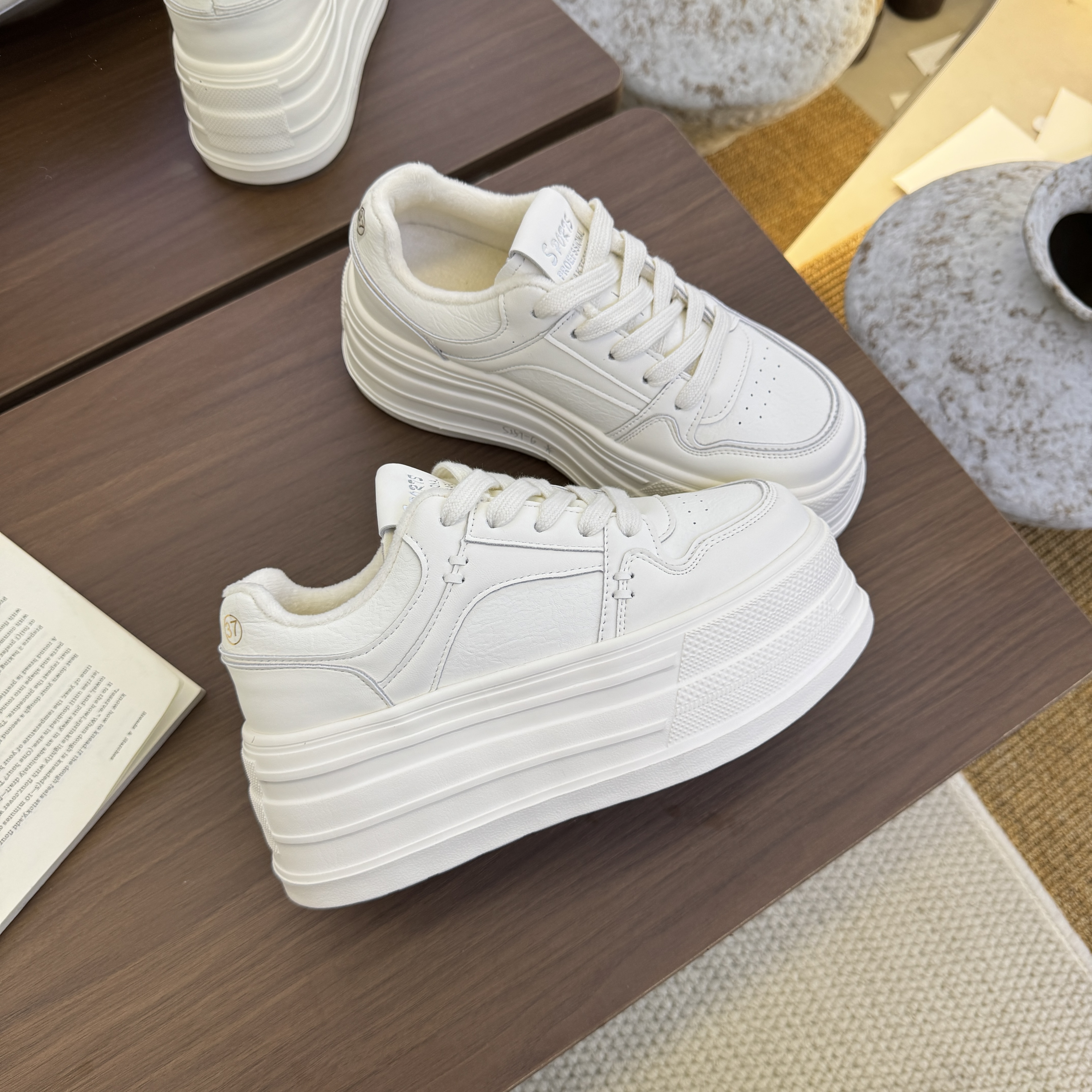 大牌feel 人手必入厚底小白鞋 257-6