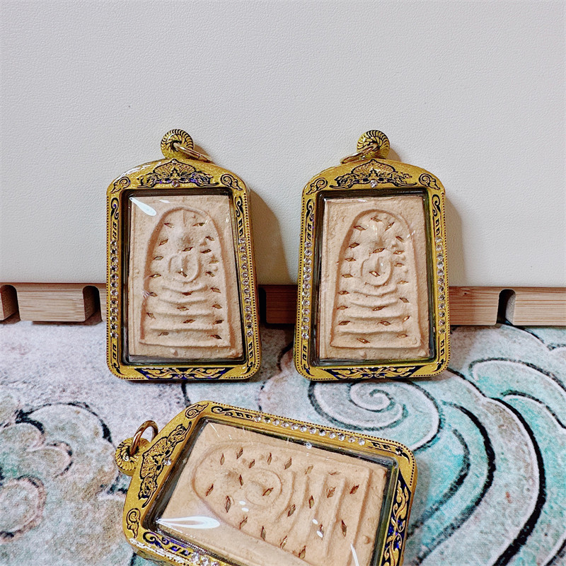 南传佛缘 泰国佛牌  阿赞多 21片金崇迪  2395  泰国特色