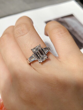 Lab-Grown Diamond Ring Emerald Cut Artificial Rock Sugar Three-Stone Rectangular Platinum Pt950 High-End Wedding Ring