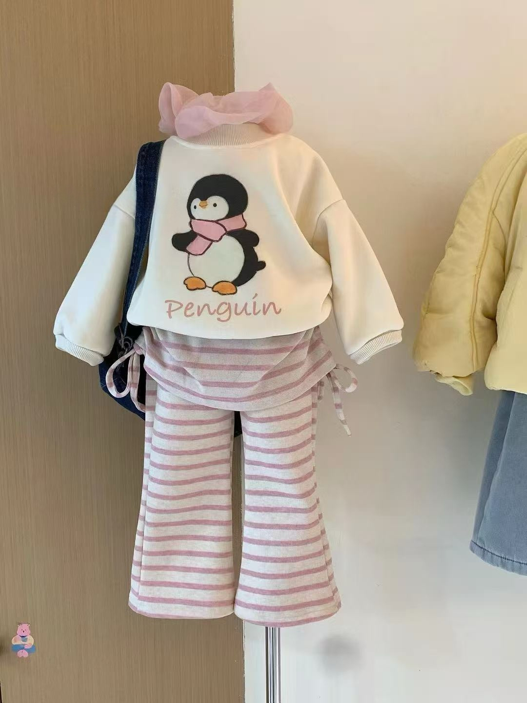 女童带披肩卫衣加绒套装秋冬2025女宝带围巾上衣屁帘喇叭裤两件套