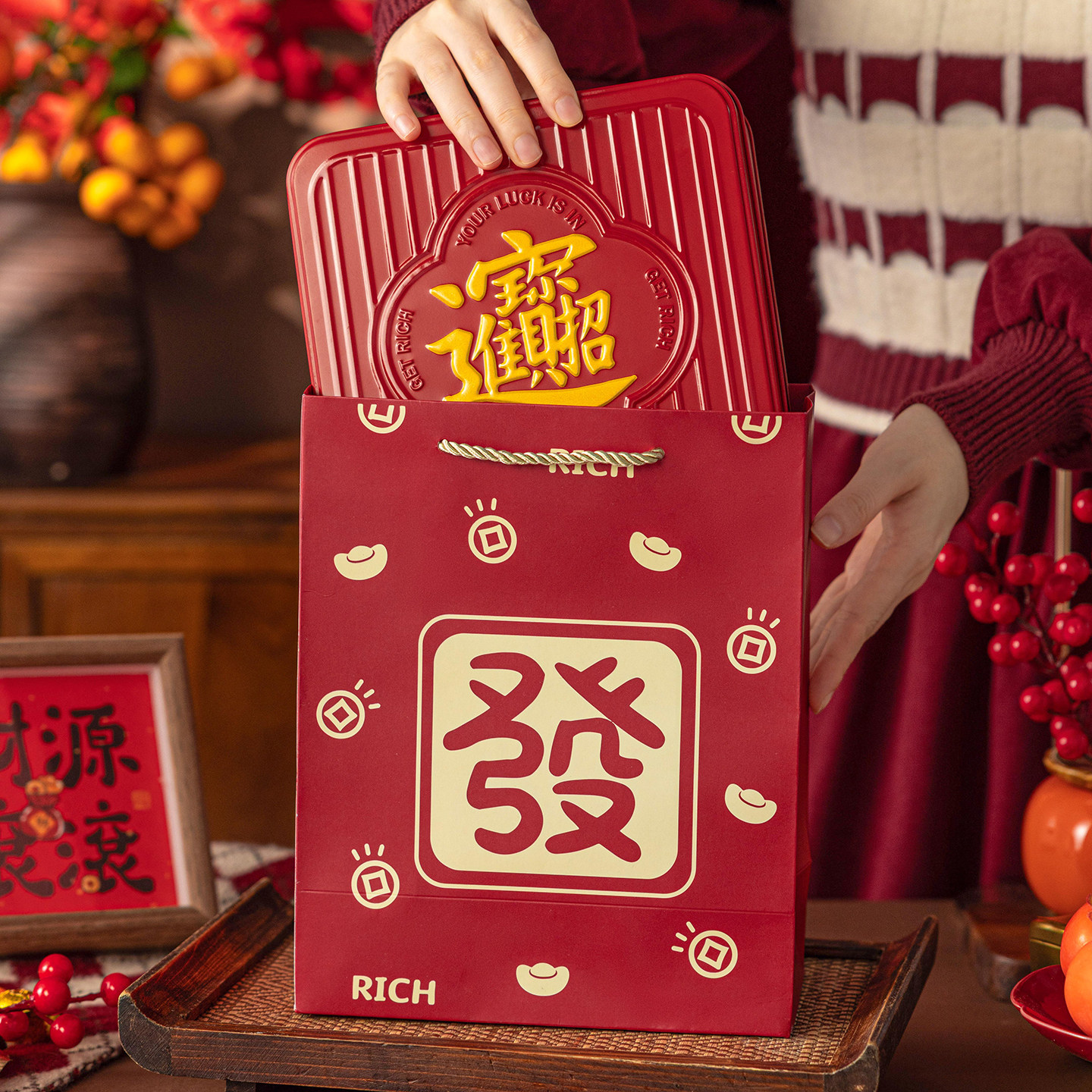 2027新年手提礼品袋纸打包装羊年货走亲戚伴送礼大号装铁盒饼干