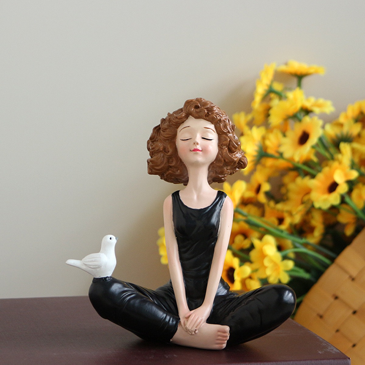 工厂直销树脂黑衣女孩盘