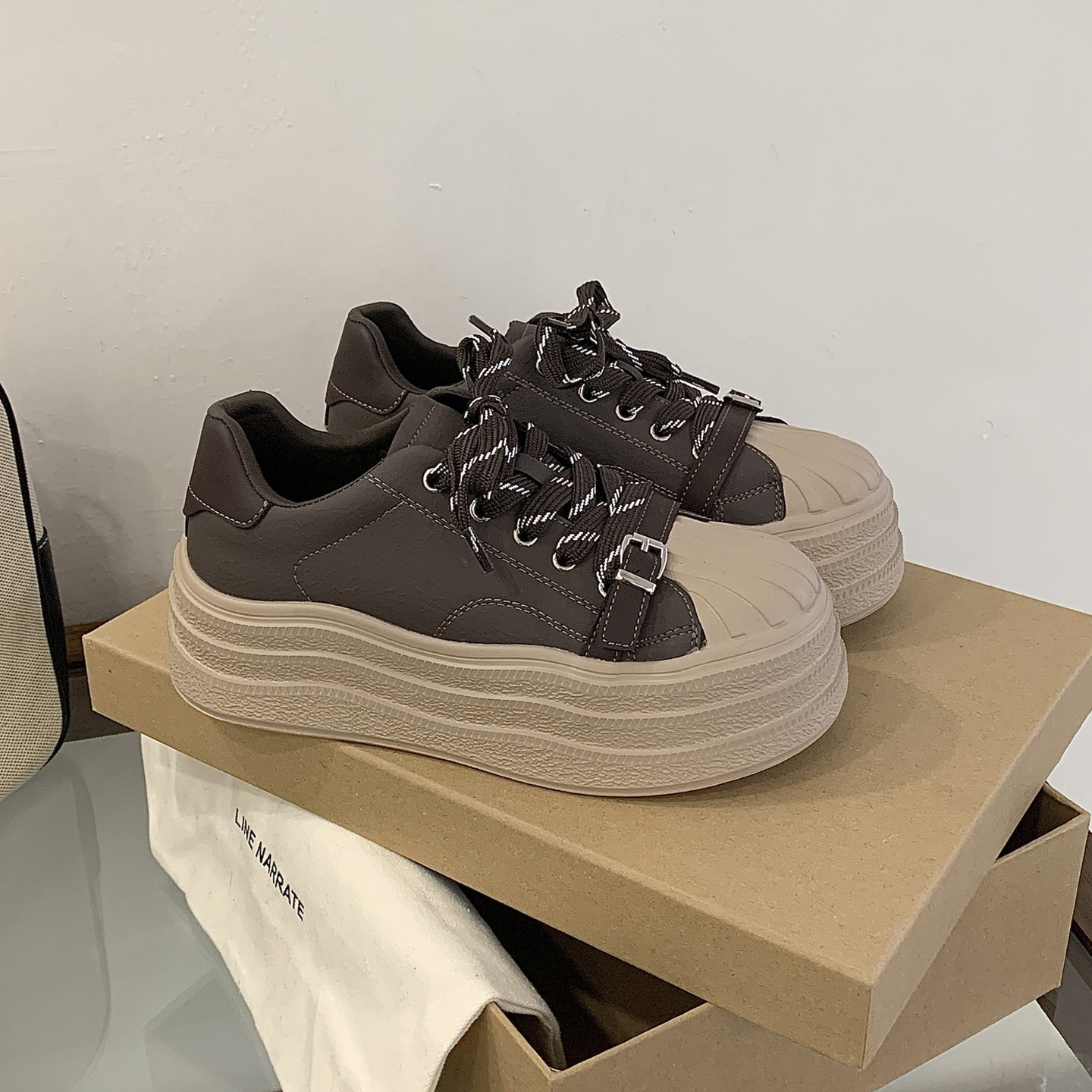 复古皮带扣松糕厚底鞋休闲小白鞋