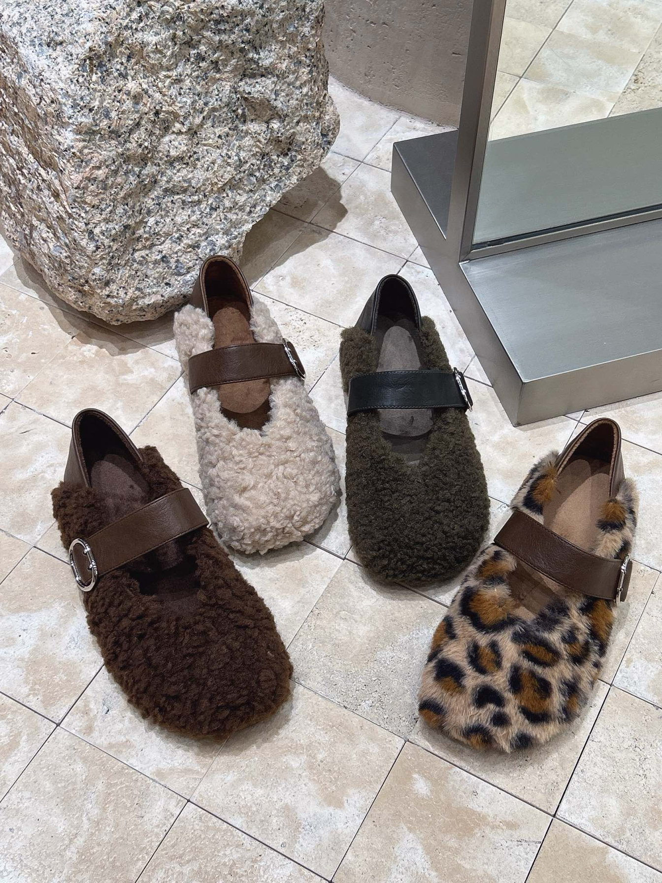 韩版复古真皮一字扣带毛毛玛丽珍