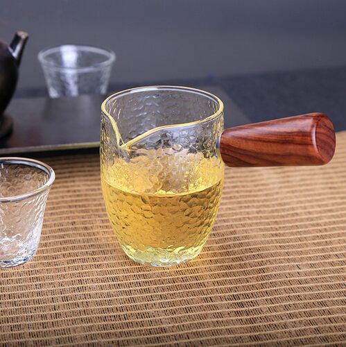 宜龙新品 追木纹茶海 高款高款 250cc ★典雅樸拙，外形穩重飽滿★茶湯透過玻璃映照，璀璨生動★使用非洲花梨木，復合材質，造型現代，美觀大方★加厚耐熱玻璃，經久耐用