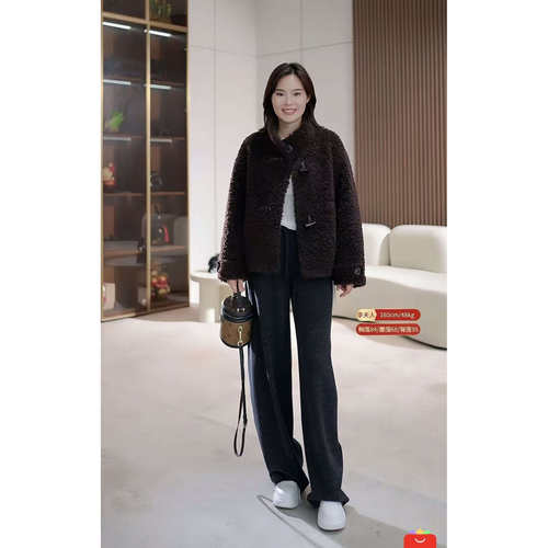 【李夫人MOMO粉丝专享】韩版立领牛角扣女短款保暖毛绒外套ZQ1345