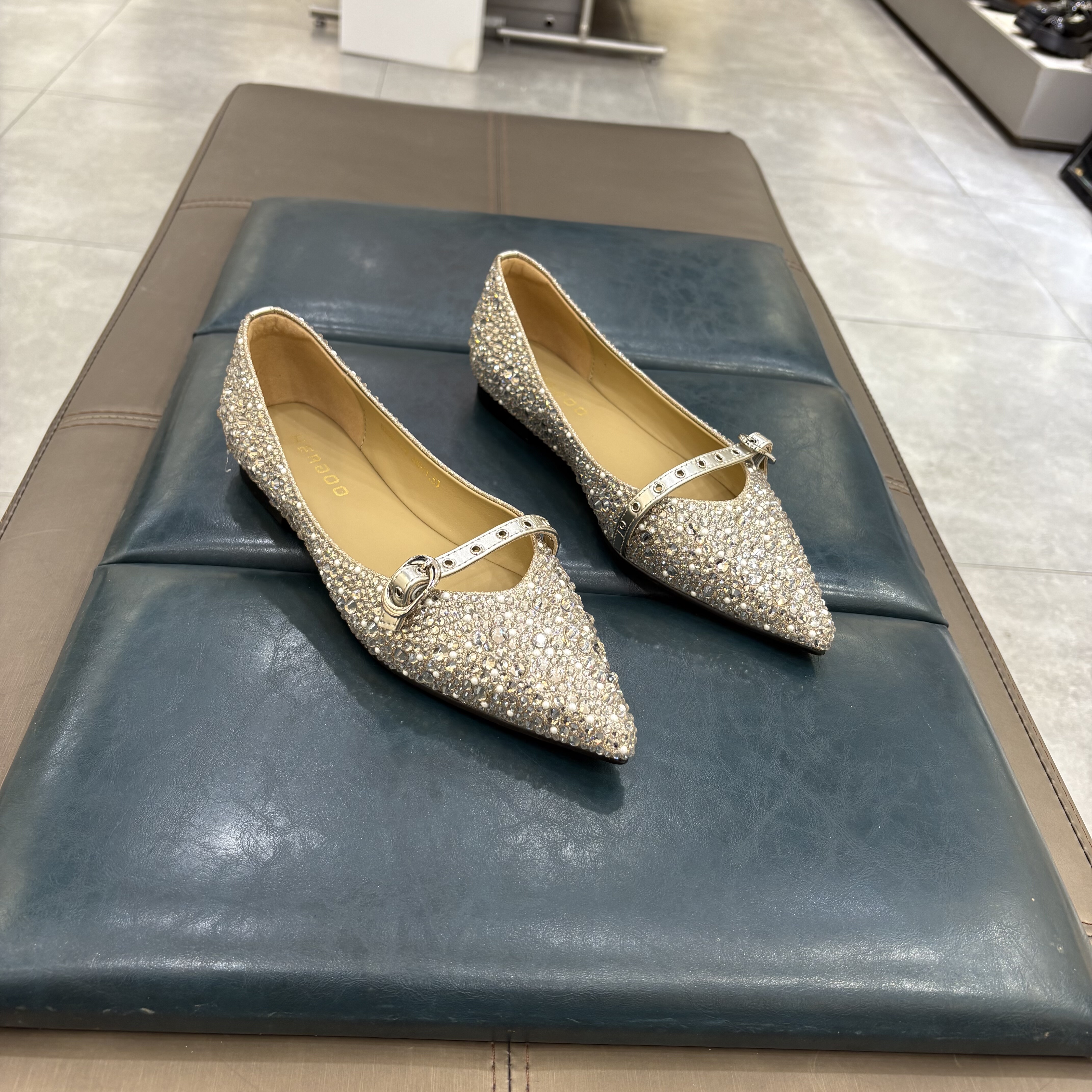 赫谷女鞋2026年新款水钻平底尖头浅口高级感单鞋女（尺码偏大）,女鞋,时尚芭蕾鞋,淘宝优惠券,粉丝福利购,淘宝优惠卷