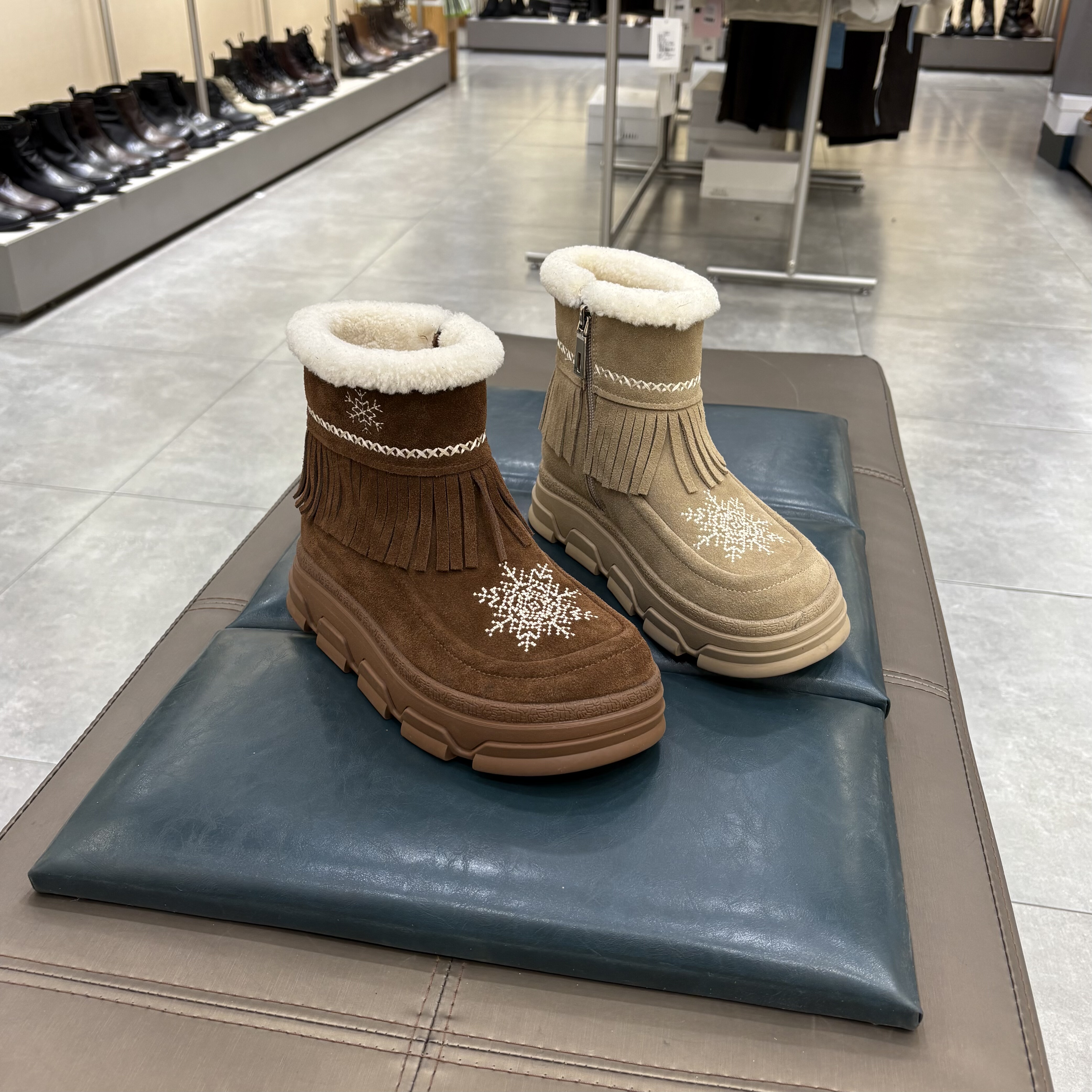 波斐2025新款颗粒羊毛加绒短筒厚底雪花刺绣雪地靴女