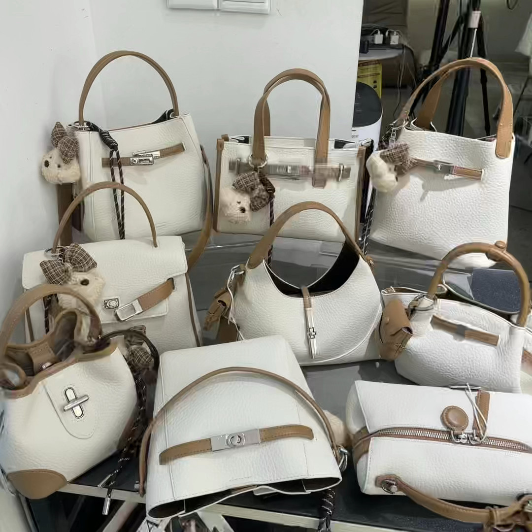 荔枝皮米白色拼接手提女包2026新款25360潮流洋气轻奢软斜挎包潮