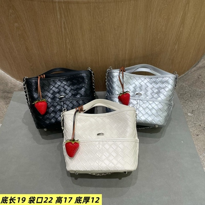 劳拉时黛女包2026新款轻奢质感压手提水桶50501编织气质斜挎包