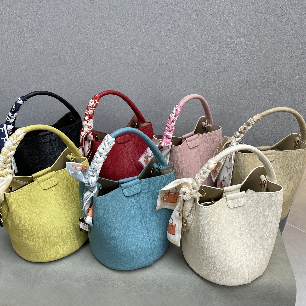 质感丝巾高档真皮水桶包女2025新款洋气质感百搭子母斜挎手提包