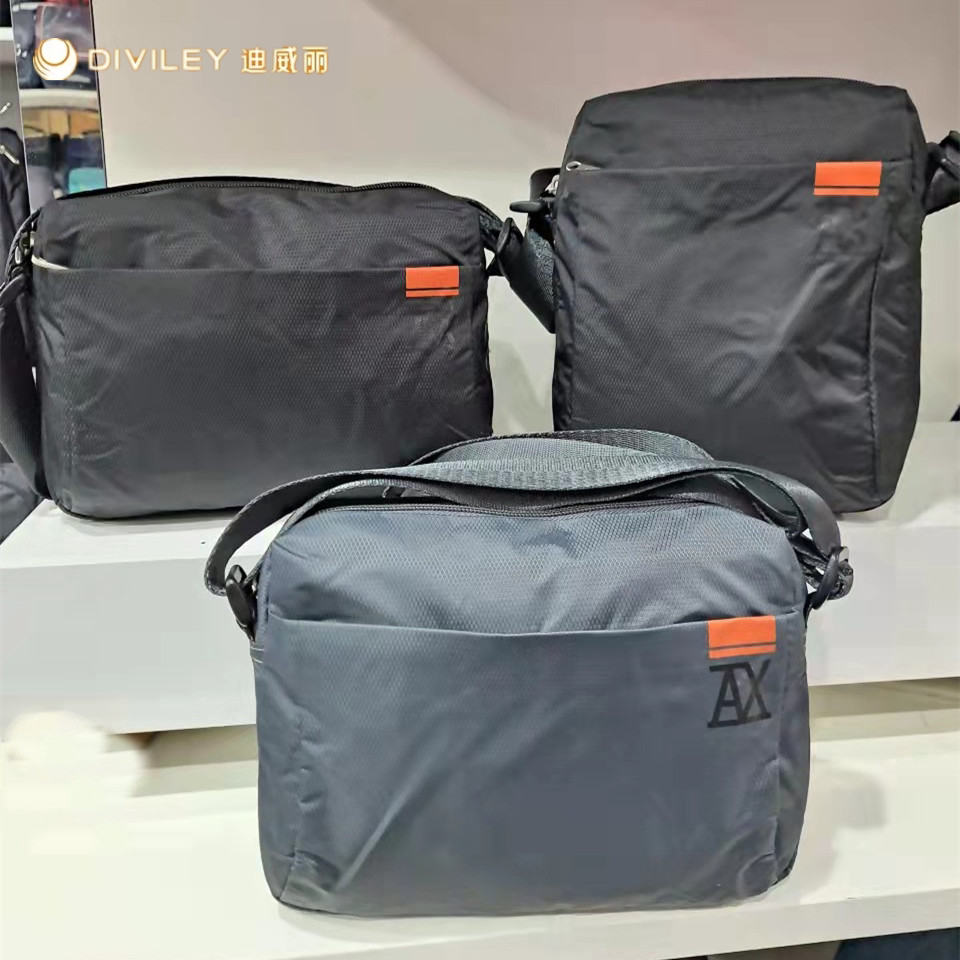 新品威豹迪威丽单肩斜挎随身超轻防水运动休闲纯色青年通用横版包