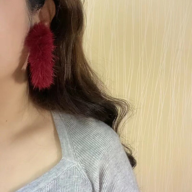 欧美氛围感秋冬新款毛毛耳环女韩国百搭个性原创圆圈水貂的毛耳钉