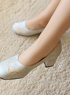 特大码汉服方头高跟绣花鞋