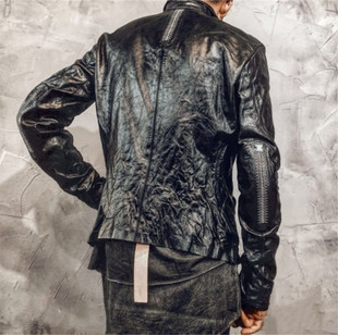 暗黑系列压胶对缝拼接无衬三金属龙骨胎牛皮皮衣男不对称领手套袖