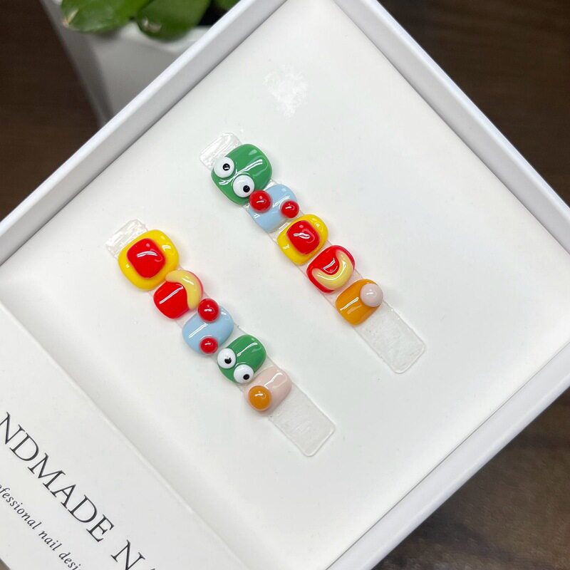 儿童穿戴甲高级感可爱搞怪多巴胺彩色美甲6-12岁小学生短款假指甲