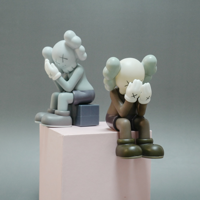 kaws12厘米芝麻坐姿车饰