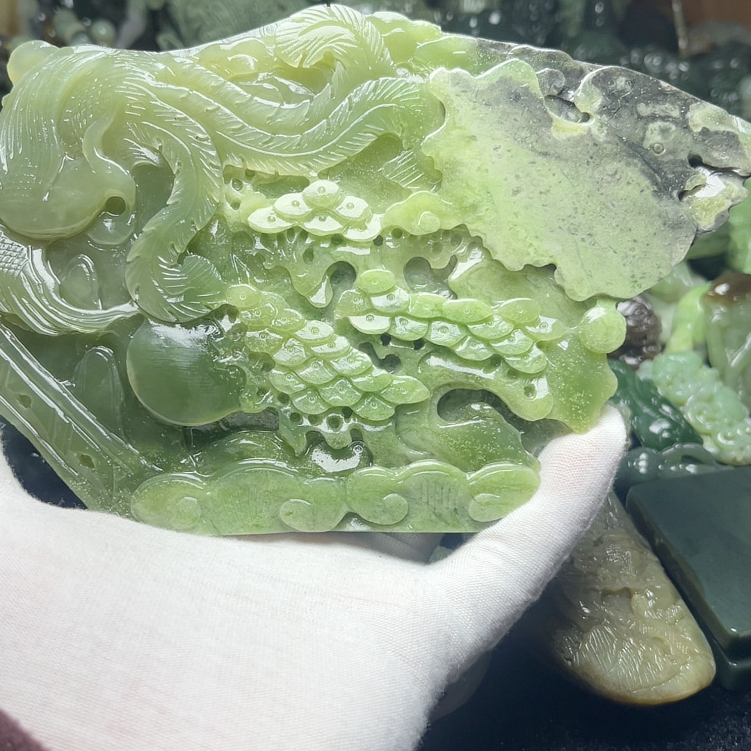 天然和田玉青海料带翠凤舞九天摆件