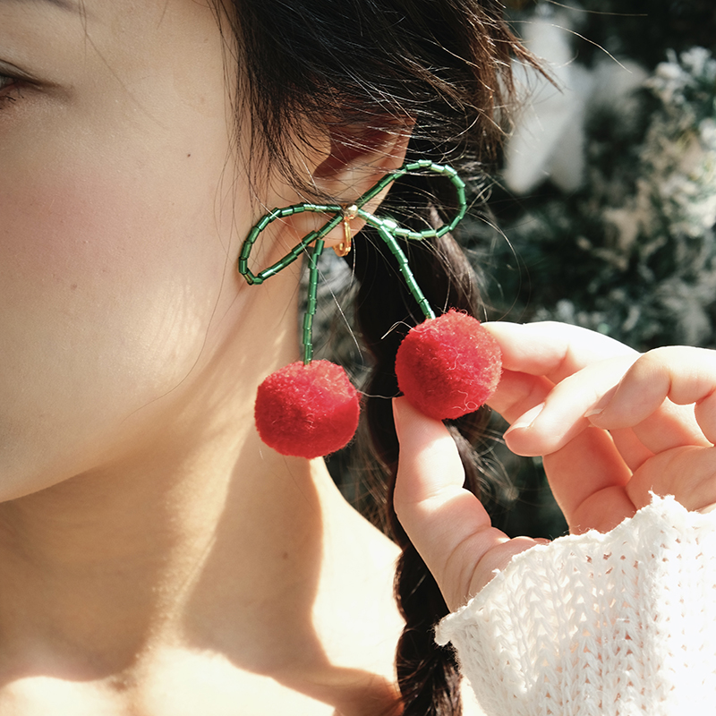 BOMBCACA冬籁集系列 樱桃礼节 蝴蝶结毛绒球球冬日可爱少女感耳环