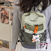 胡子鸡仔户外轻便背包女日系撞色徒步旅行大学生双肩包迷你小书包