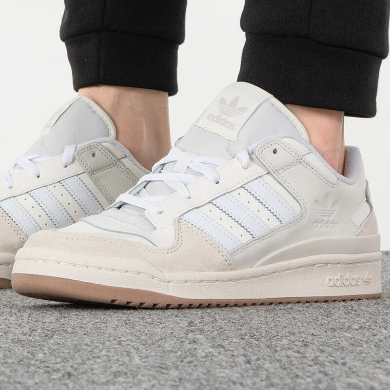 阿迪达斯运动轻便透气休闲板鞋