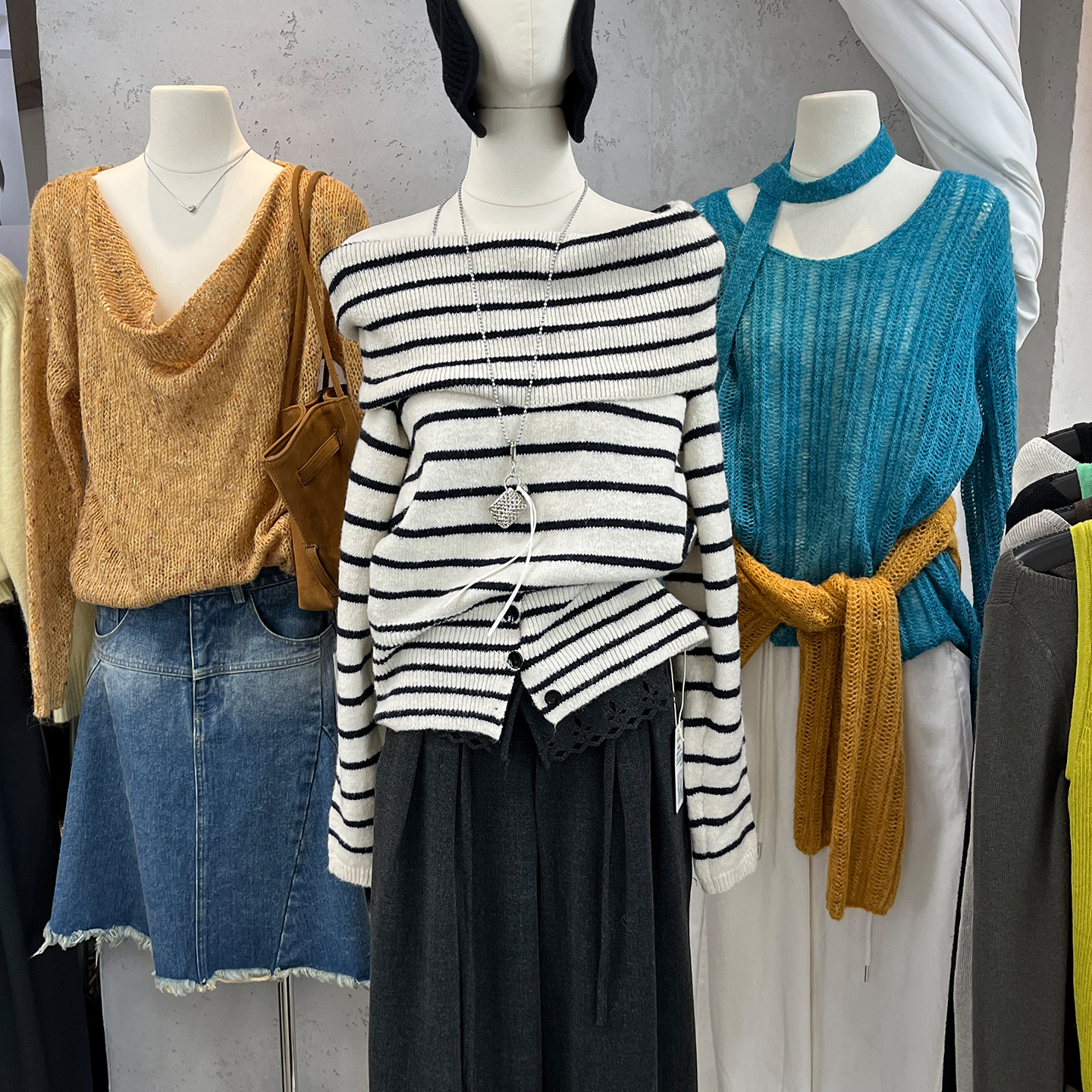 一字领露肩开叉条纹毛衣女