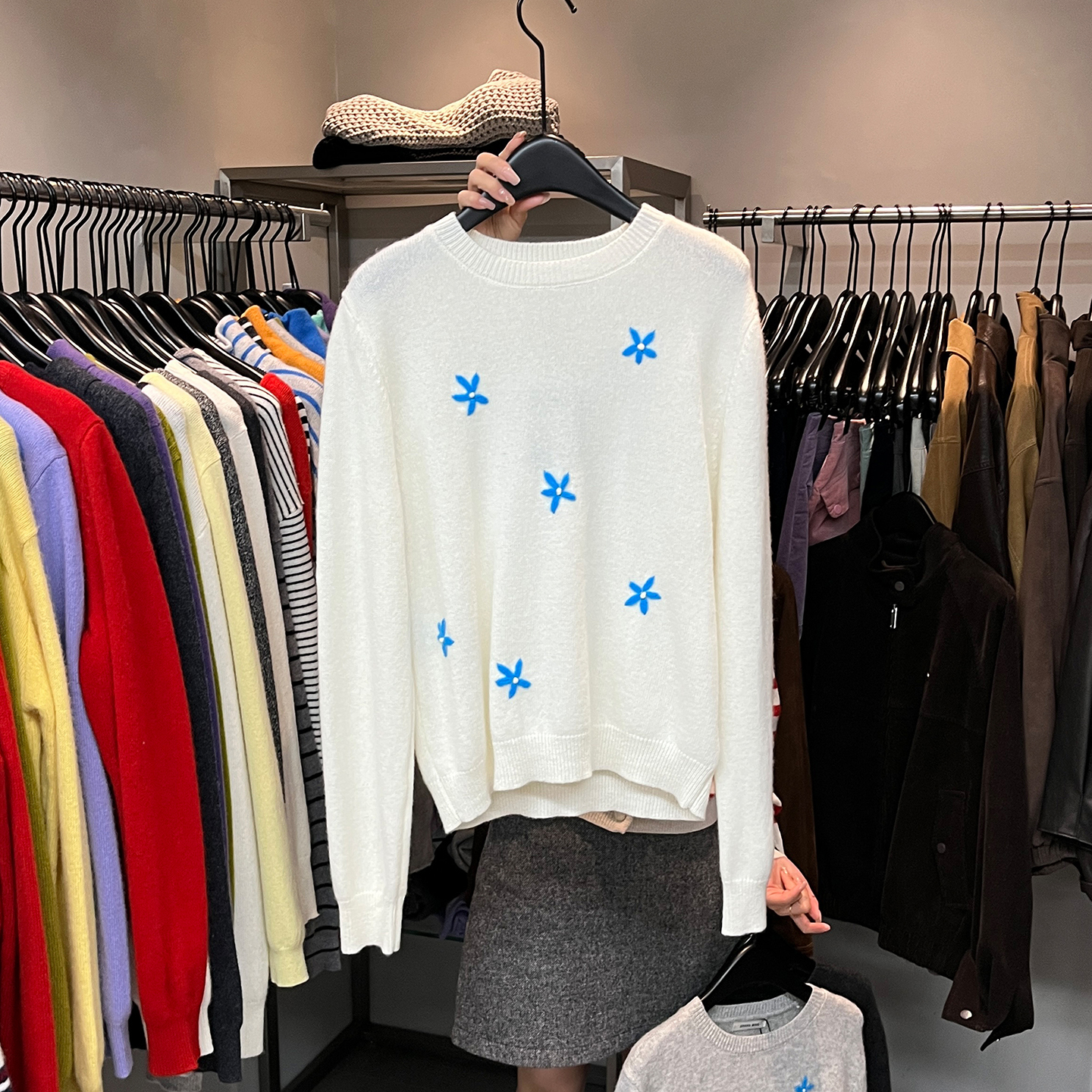 撞色花瓣绣花圆领长袖毛衣