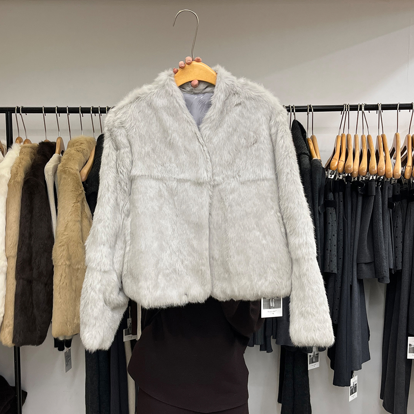 宽松显瘦V领气质毛绒外套女