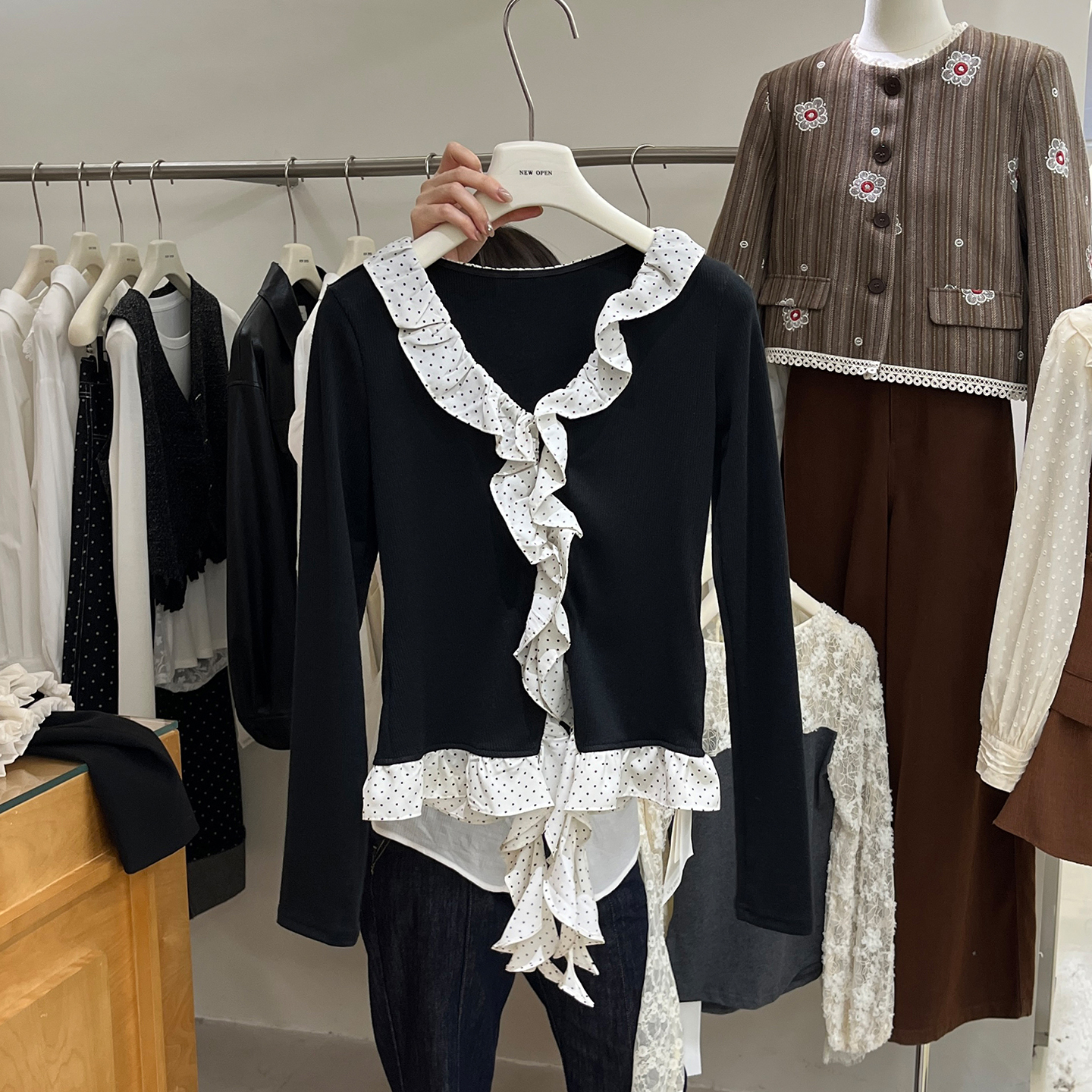 撞色荷叶边拼接V领针织衫女