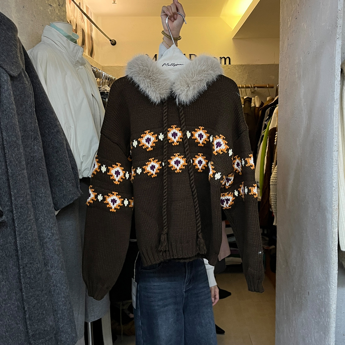 宽松连帽毛领碎花套头毛衣