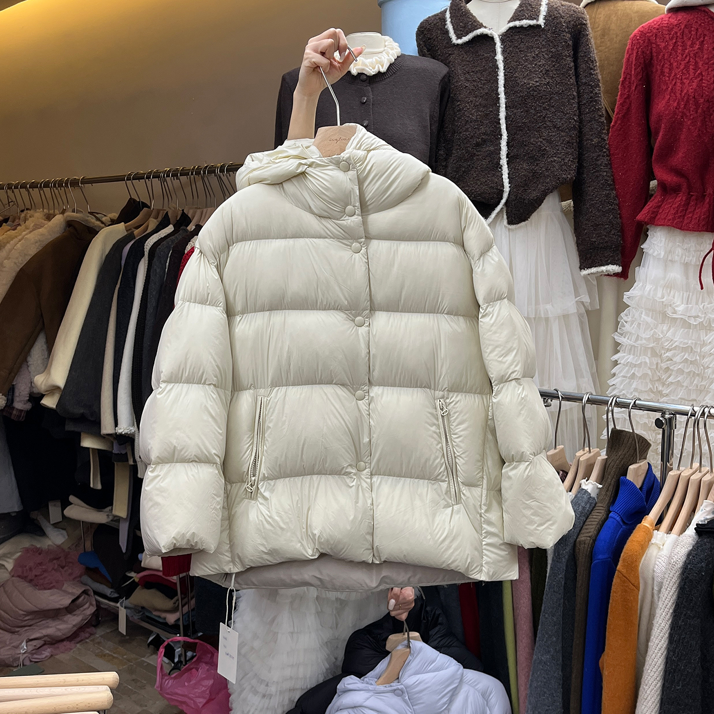 连帽白鸭绒外套女保暖短款羽绒服